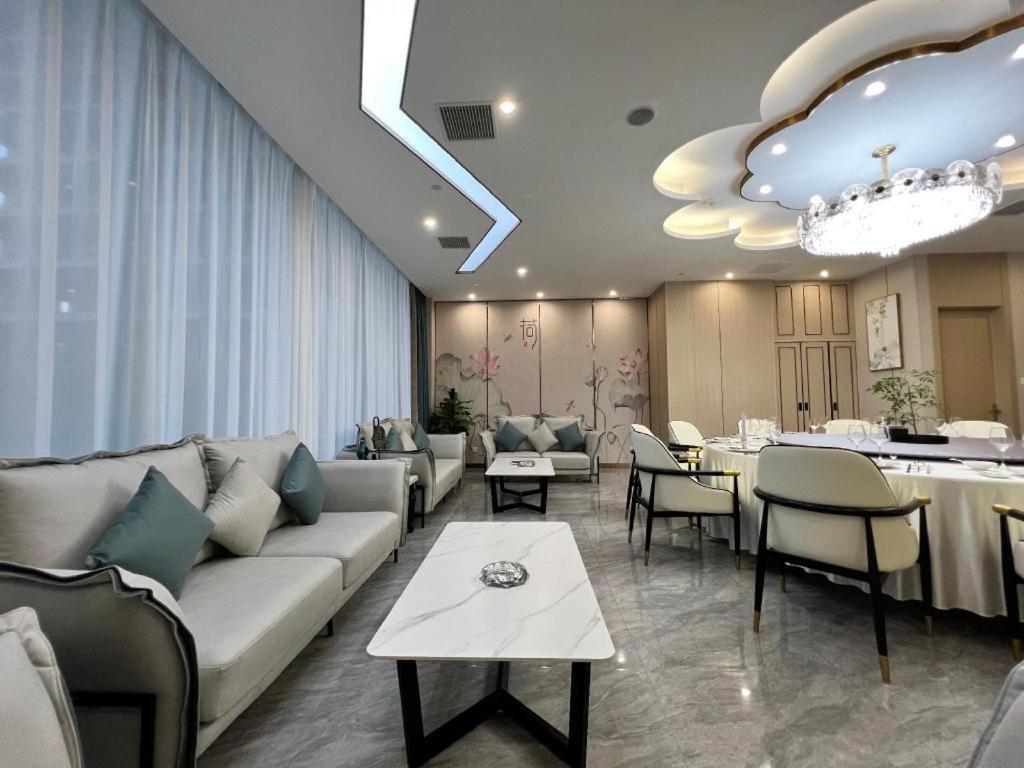 Hubei Poly Hotel Ухан Екстериор снимка