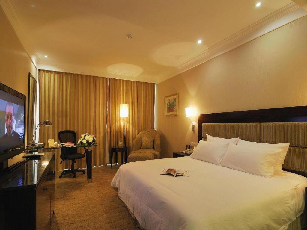 Hubei Poly Hotel Ухан Екстериор снимка